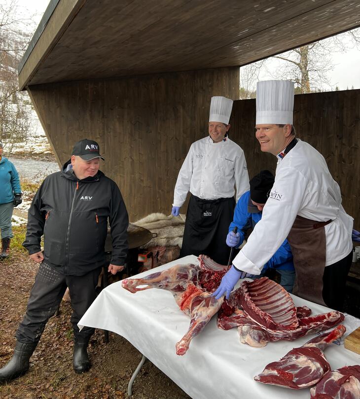 Leder for Nordland reindriftsamer Tom Lifjell stykker slakt som skal kokes til dagens middag. 